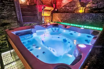 Image de Magnifique maison de vacances privée avec Wifi, bain à remous, Tv, patio, animaux admis et parking