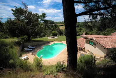 Image de Ancienne bergerie en pierres de 300m2 avec piscine, terrain de tennis et padel