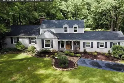 Image de Charming 1-bedroom queen size bed in house in quaint Youngstown