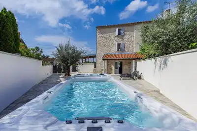 Image de Belle maison de vacances avec climatisation, bain à remous, piscine privée, Wifi, Tv, terrasse