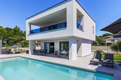 Image de Maison de vacances privée avec bain à remous, piscine privée, Wifi, climatisation, Tv, terrasse
