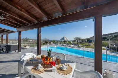 Image de Appartement dans une maison de vacances avec piscine, climatisation, Wifi, Tv, patio, parking