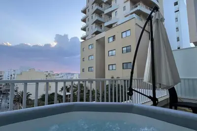 Image de New Seaside Hot Tub Lux Apartment