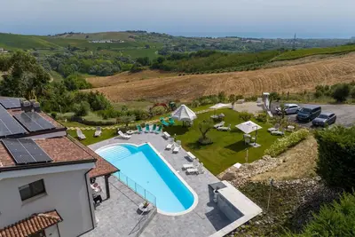 Image de Appartement dans une maison de vacances avec piscine, bain à remous, Wifi, climatisation, Tv, patio