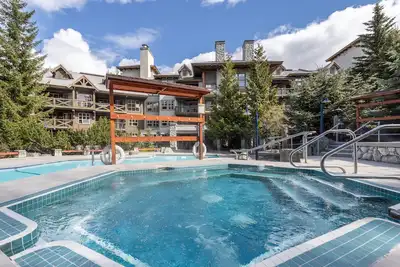 Image de Ski-in/Ski-out | Cozy Studio with Hot Tub Access