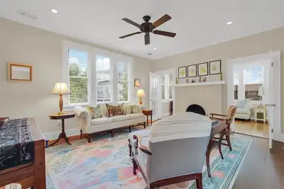 Image de Bright Thomas Square Retreat w/ Parking and Patio by Lucky Savannah