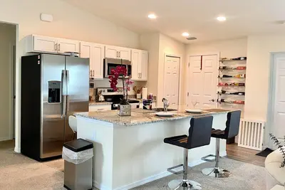 Image de Brand new Lakefront Home with modern kitchen & lake view