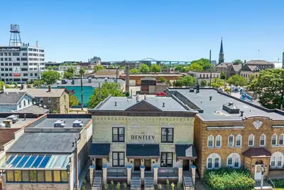 Image de Historic Walker’s Point Home, Garage & Yard