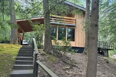 Image de Modern  creekside chalet in Champion with private island minutes from 7 Springs