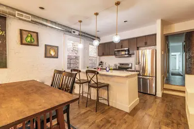 2-bedroom apartment in superb Otr with Ac, WiFi and a spacious open layout.