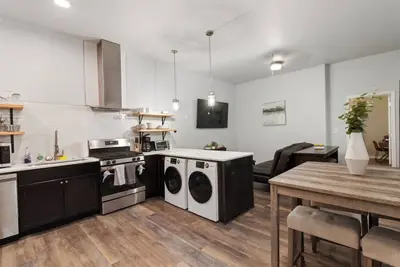Comfy & Modern Walkable Single Level 2 bed Home
