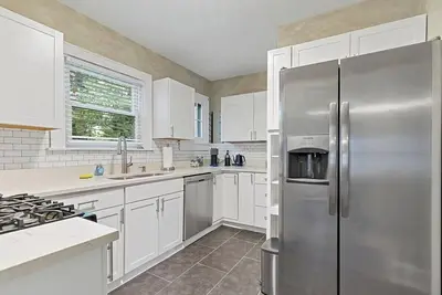 Cheerful 4-bedroom w/ first floor master
