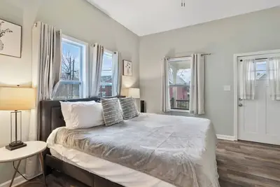 Single level 2 bedroom- minutes from downtown!
