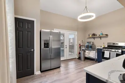 Spacious three bedroom ten min from downtown!