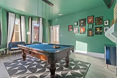 Image de Walnut Hills Mansion-sleeps14! TVs in every room!