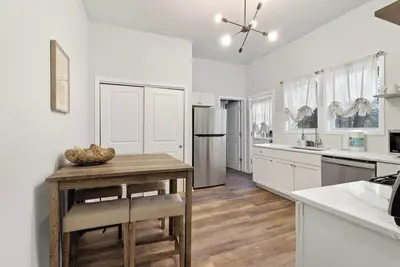 Image de Modern & Central Single Level abode: 3 King beds