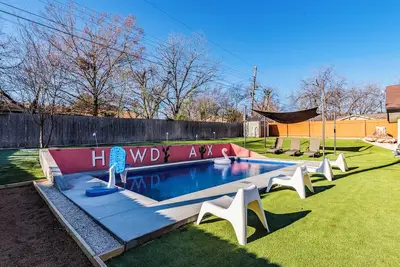 Image de Heated Pool/ Hot Tub/ Mini golf/ Bocce Ball Court Home near Downtown/Domain