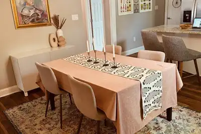 Image de Discover Comfort & Convenience at Our Euclid Ave Oasis