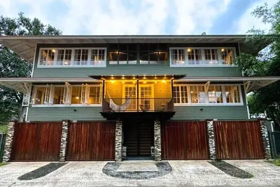 Image de Tropical House with Historic Charm, WiFi, Private Bathrooms and Workspaces