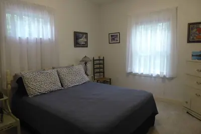 Image de A charming, pet friendly, 2-bedroom home with all amenities. \n4 day minimum