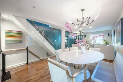 Image de Modern, Luxurious Executive & Family Home in Leslieville\n\n