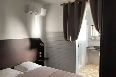 Image de Ce gîte est spacieux avec 3 chambres et 2 salles de bain, idéal pour famille