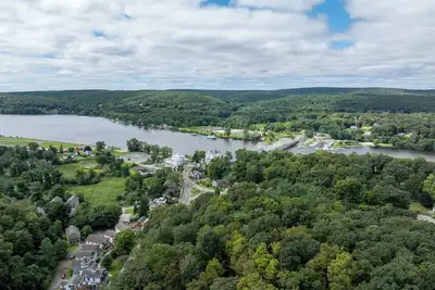 Image de Pet-Friendly Getaway in Historic East Haddam Home\n\n