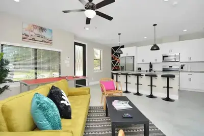 Image de Funky Summer 3bdr Apt near Downtown! \n