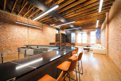 Image de Sky Lofts & Bar offers five sleeping rooms that are adjacent to a public bar