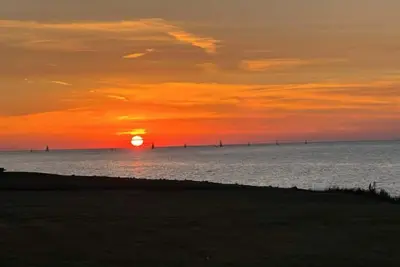 Image de Cozy Lake Cottage on Niagara Wine trail with Hot tub. 35 mins to Niagara Falls!