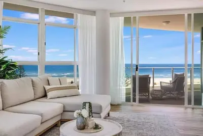 Image de Beachfront Bliss: 3br Kirra Oasis - Pool and Sauna