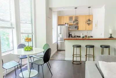 Image de Large Modern 2bd/2ba Condo in River North- Free Parking!