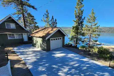 Image de Lakefront cabin, newly updated! Private access to beach.
