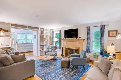 Image de 4 Mi to Skiing: Cottage w/ Fire Pit in Richmond!