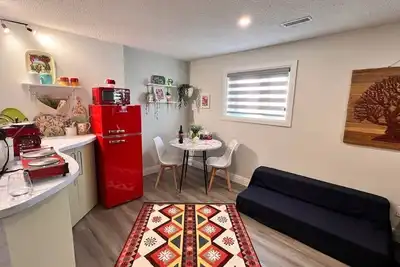 Private Bachelor Unit close to St. Clair College walking distance