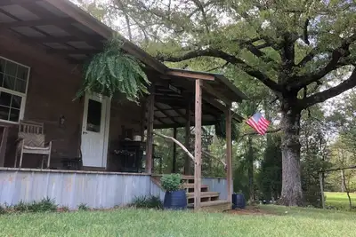 Image de Relaxing farmhouse with a pond in the country with kayaks