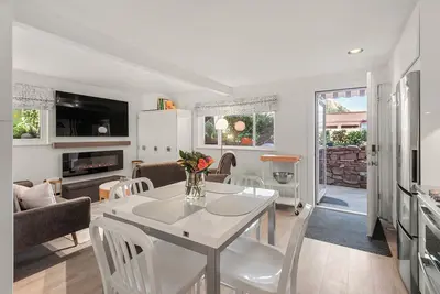 Image de Downtown Aspen Corner Condo, Mountain Views, Steps to City Market & Gondola