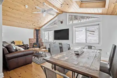 Image de Cozy Private Chalet-Close to Skiing with Hot Tub-Pet Friendly