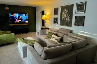 Image de Escape to Retro Luxe, where vintage charm meets modern luxury.