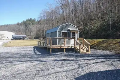 Image de 1 Room Cabin- \" The Farm House\"