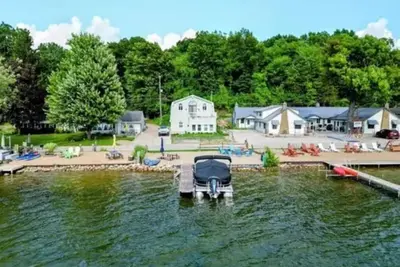 Image de Lakeside Beach Getaway with A Gorgeous Kitchen & Dining Room with Room for 10.