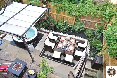 Image de 4-Bedroom Historic Garden Oasis Home in Germantown