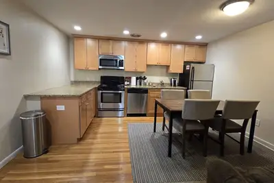 Image de Charming 2-bedroom condo with WiFi, Ac in pleasant Brookline