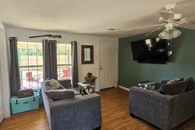 Image de Unlock your next adventure at this cozy cabin on Lake Whitney.