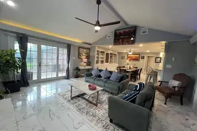 Image de Cozy 4br Home with Office, Fitness Area, Spacious Backyard & Pet-Friendl