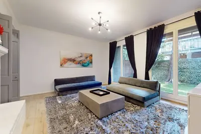 Image de Spacious home with enclosed patio and close to attractions