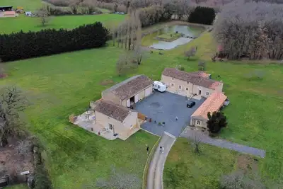 Image de gîte à la campagne au calme avec petit étang de pèche