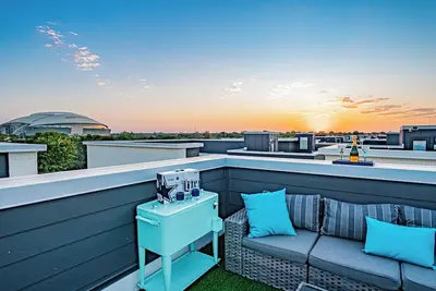 Image de Prime Location | Short Walk to At&T | Free Parking