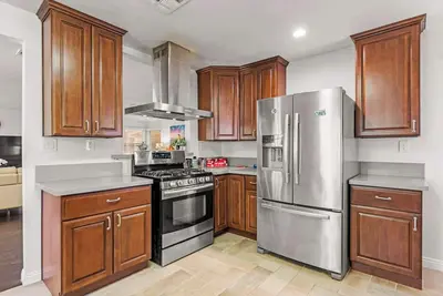 Image de Not affected by the fire\/Spacious Retreat w\/ Large Kitchen & Outdoor Patio