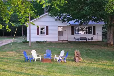 Image de New! Forrest’s Cabin - Lakefront with Sunset Views and Private Dock!